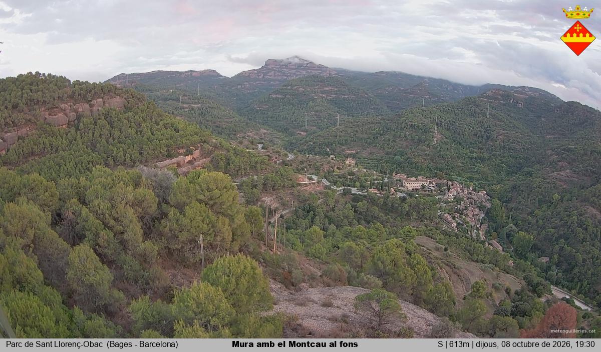 Mura amb el Montcau al fons