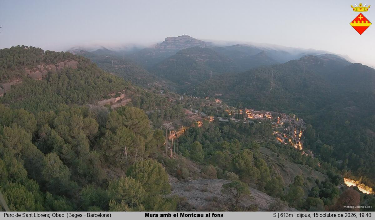 Mura amb el Montcau al fons