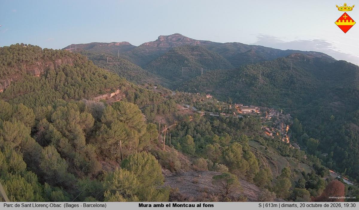 Mura amb el Montcau al fons