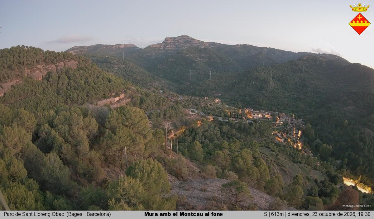 Mura amb el Montcau al fons
