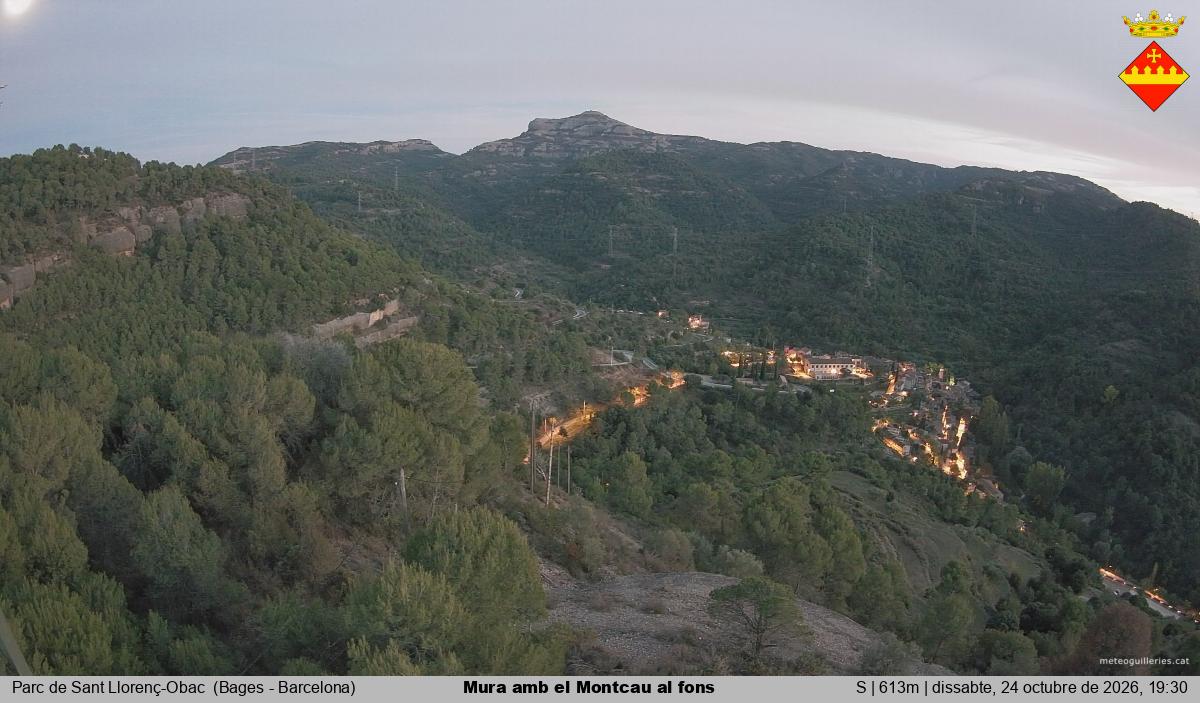 Mura amb el Montcau al fons