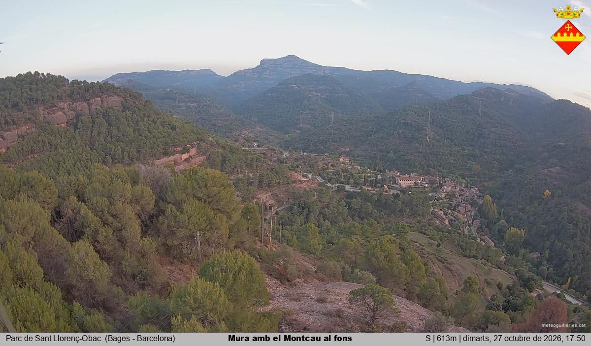 Mura amb el Montcau al fons