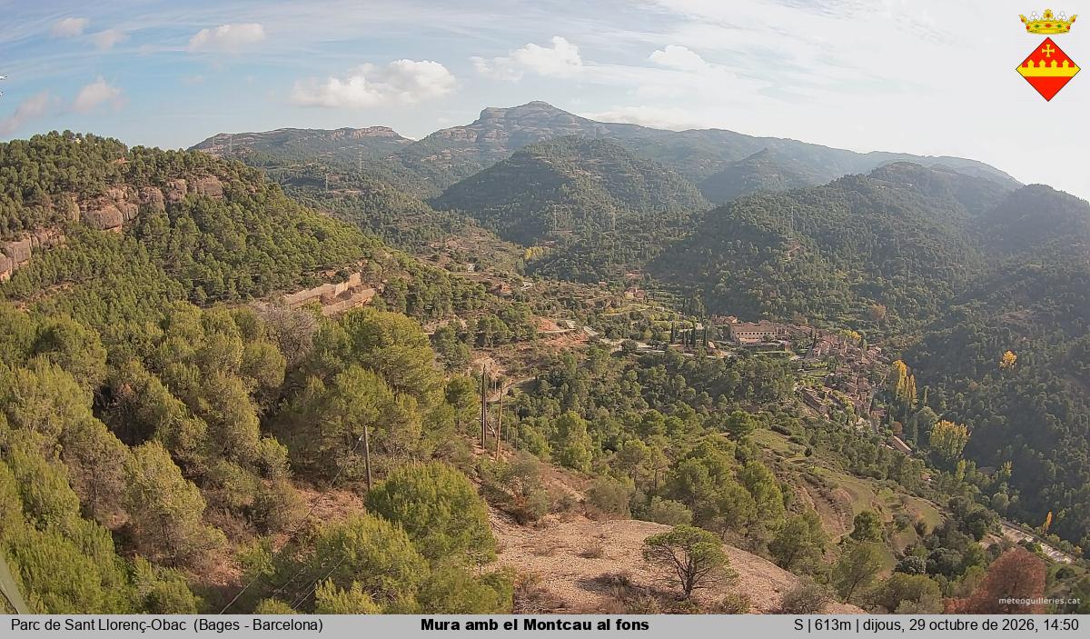 Mura amb el Montcau al fons