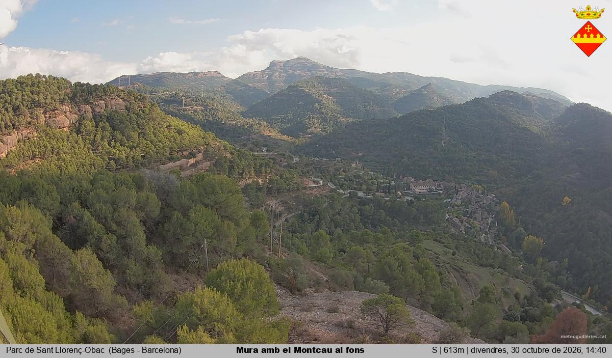 Mura amb el Montcau al fons