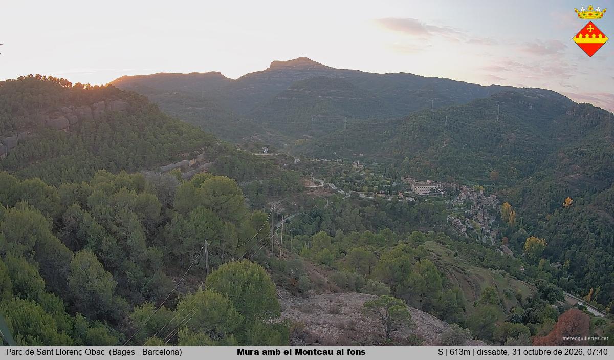Mura amb el Montcau al fons